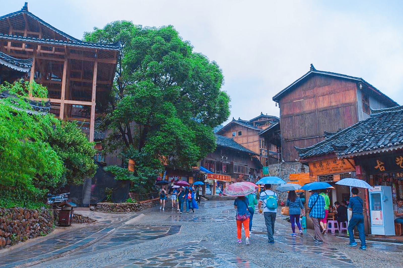 去苗寨旅游，有女孩给你一块“布”，不要接免得出丑