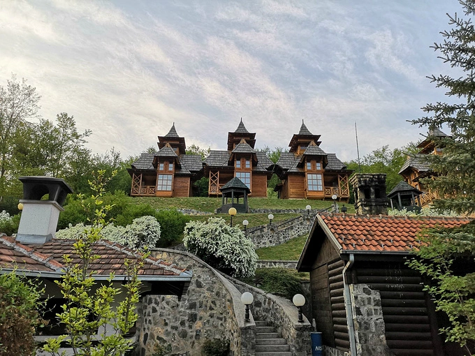 中国美女到塞尔维亚旅游，入住酒店被拒，老板说出原因让人温馨