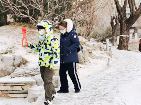 视点｜下雪啦 市民北京柳荫公园赏雪玩乐