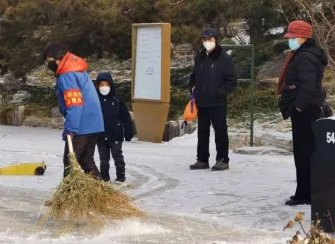 视点｜下雪啦 市民北京柳荫公园赏雪玩乐