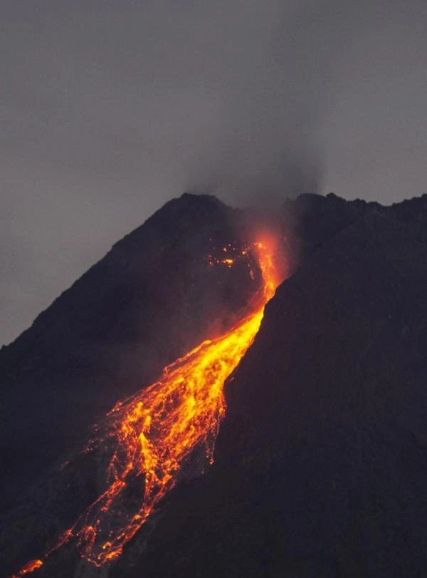 默拉皮火山喷发