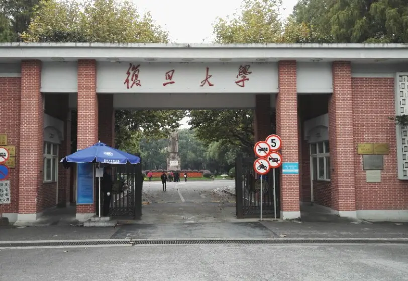 “暴躁学霸”三次怒怼复旦后，得来一纸退学决定，究竟是谁的错？