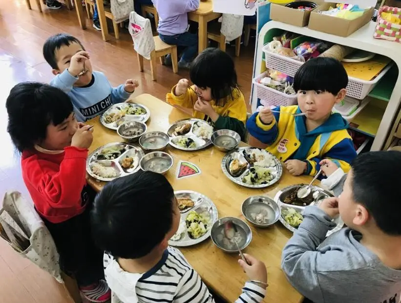 孩子吃饭慢，老师加点料：幼儿园老师逼孩子吃辣椒酱，你怎么看？