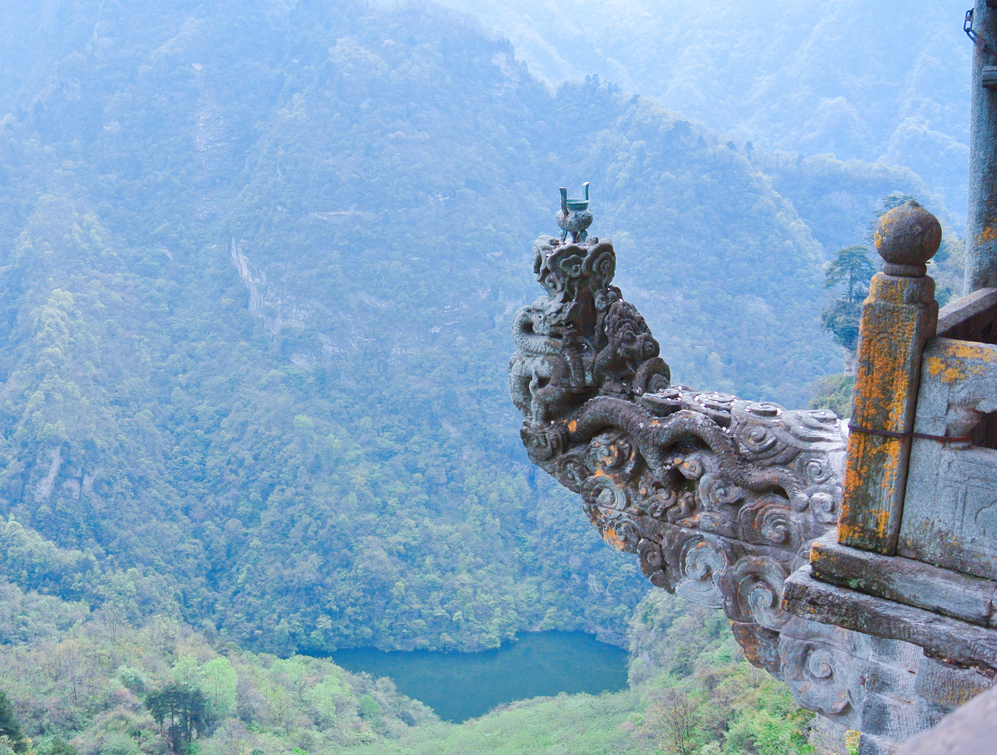 武当山“镇山桃木剑”，挂在崖上600年不烂，高人放上去的？