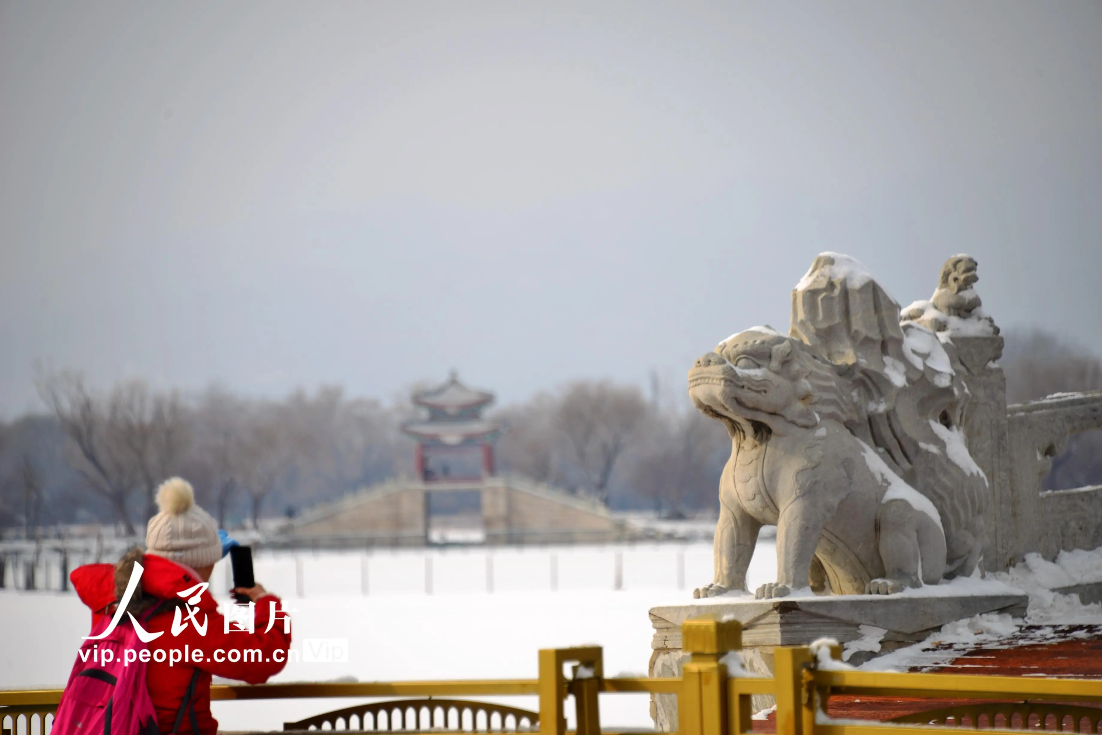 北京迎2021年首场降雪 颐和园宛若童话世界