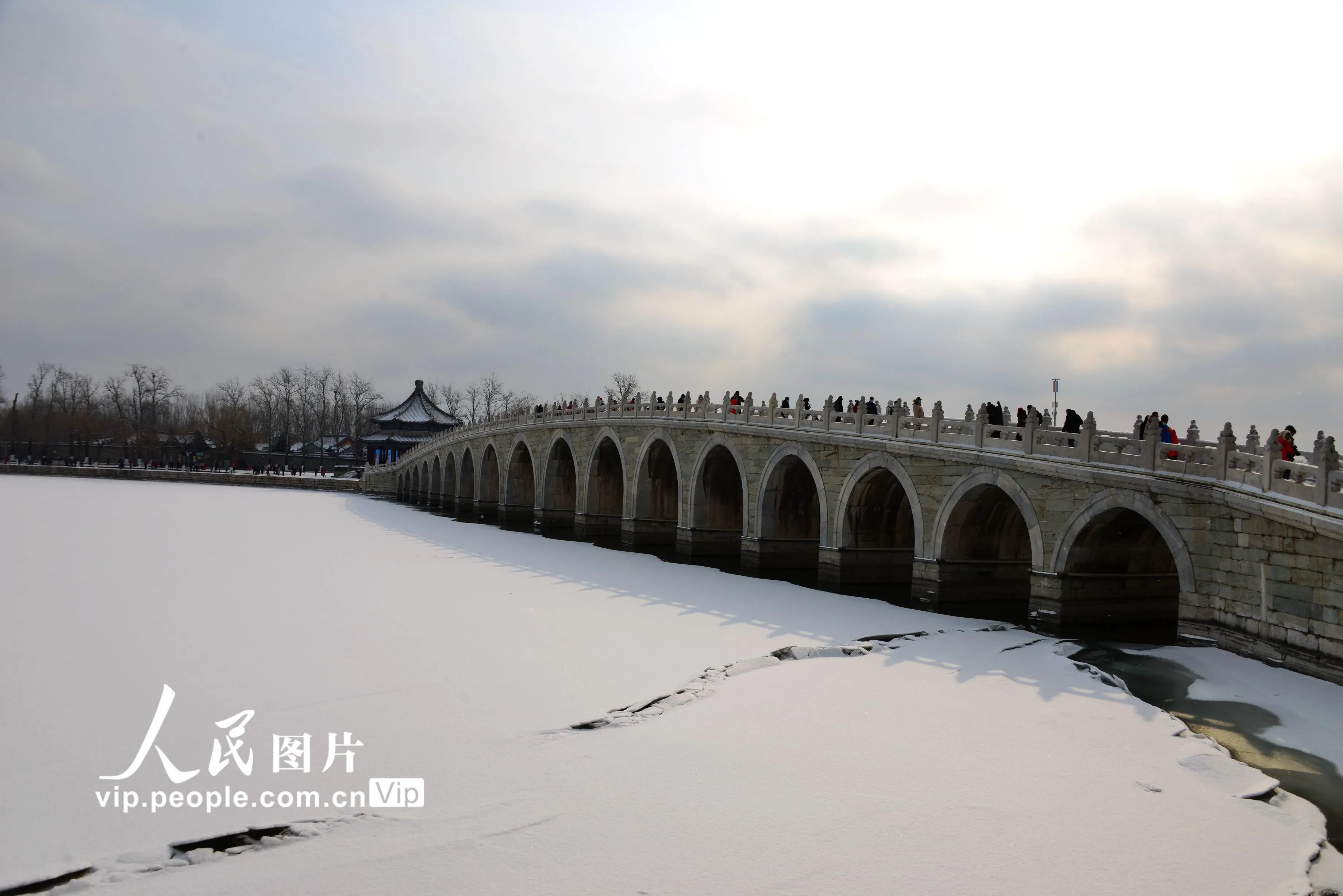 北京迎2021年首场降雪 颐和园宛若童话世界