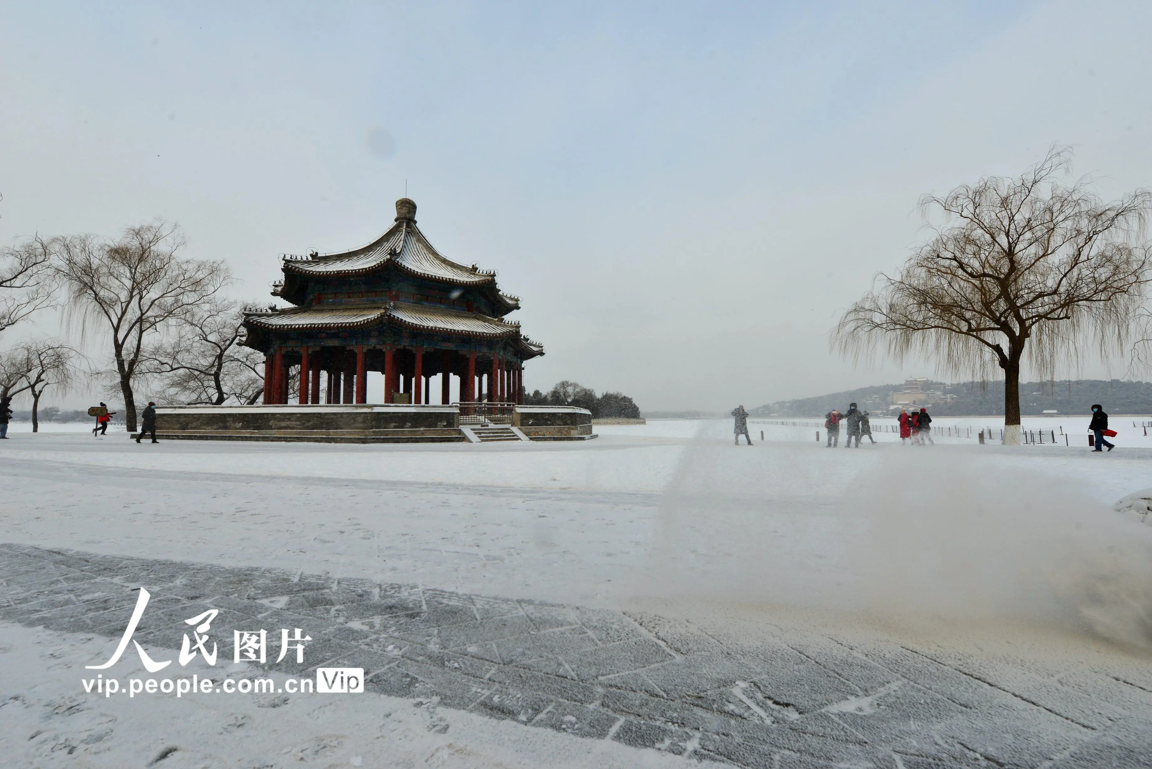 北京迎2021年首场降雪 颐和园宛若童话世界