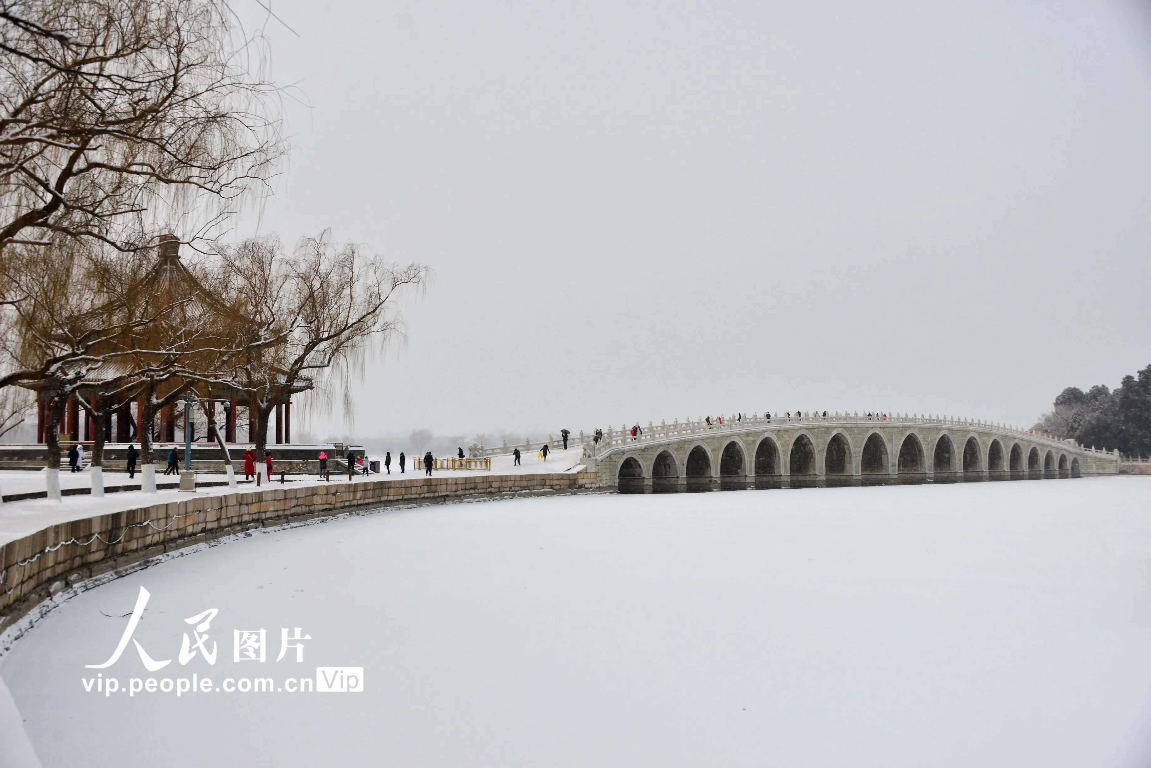 北京迎2021年首场降雪 颐和园宛若童话世界