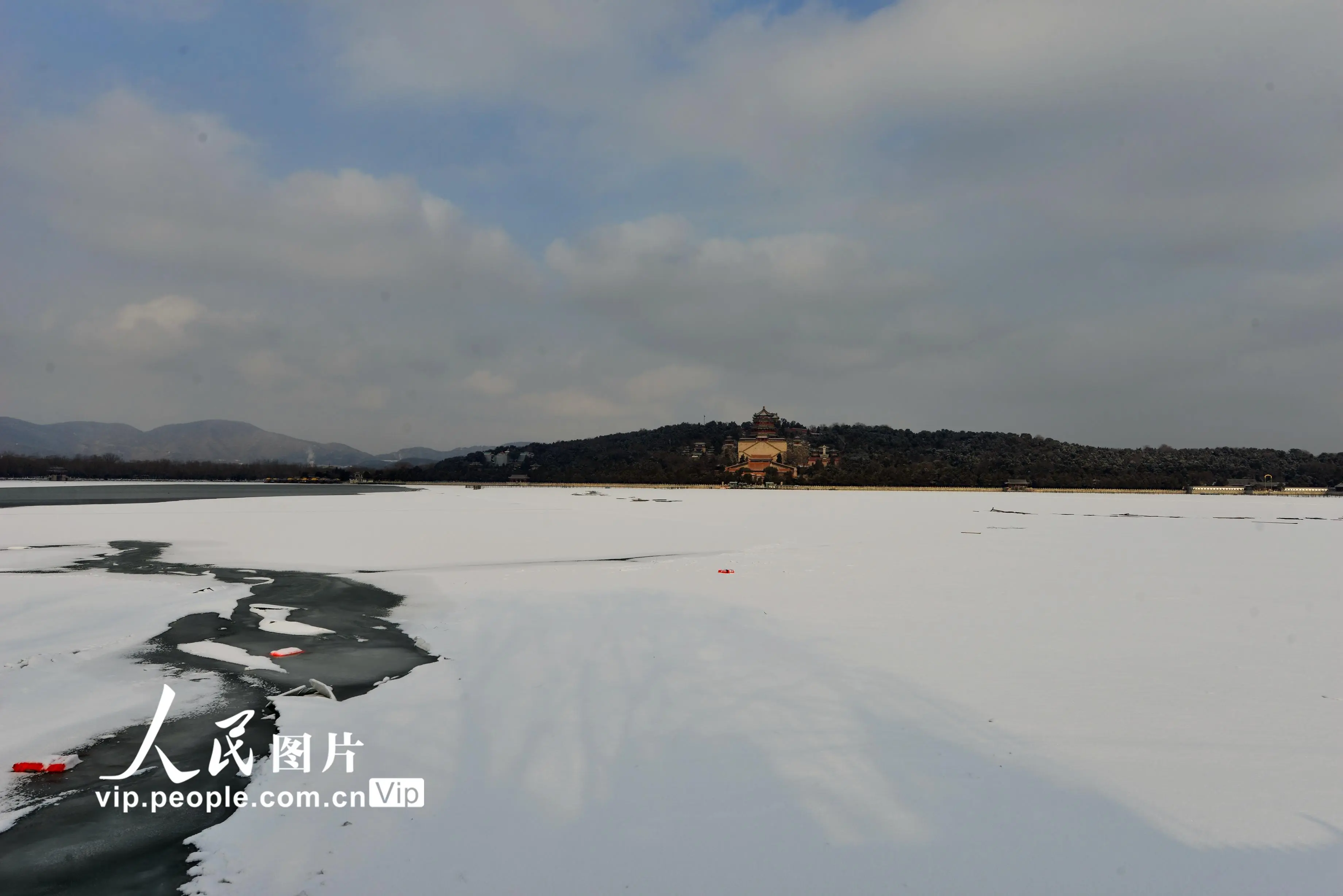 北京迎2021年首场降雪 颐和园宛若童话世界