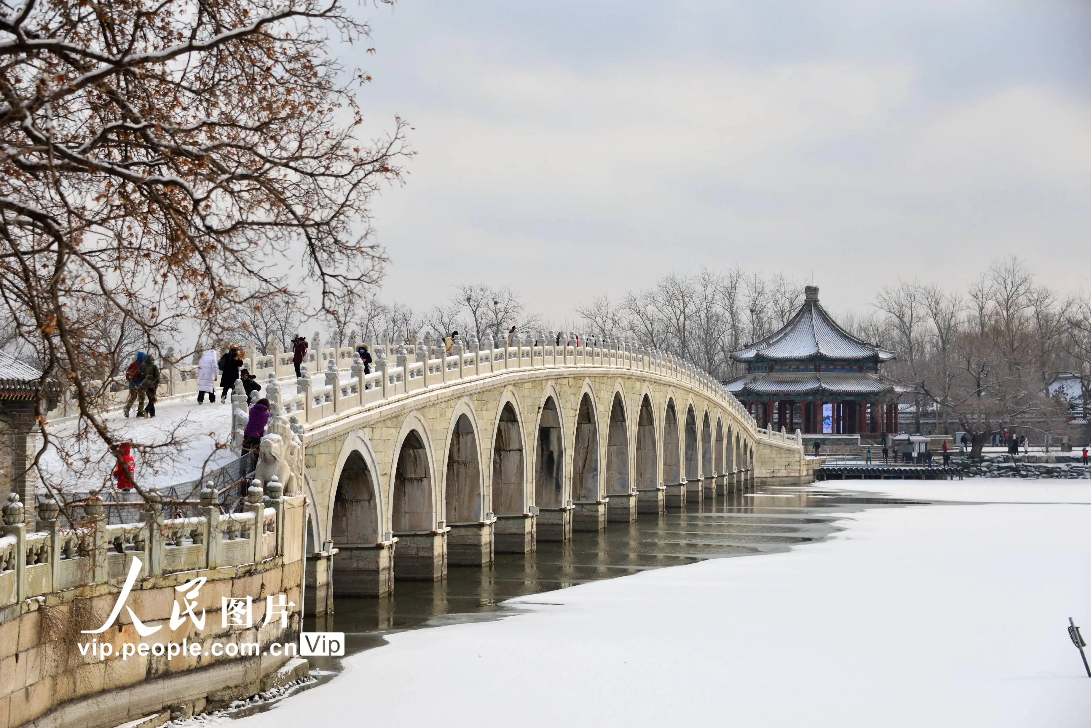 北京迎2021年首场降雪 颐和园宛若童话世界