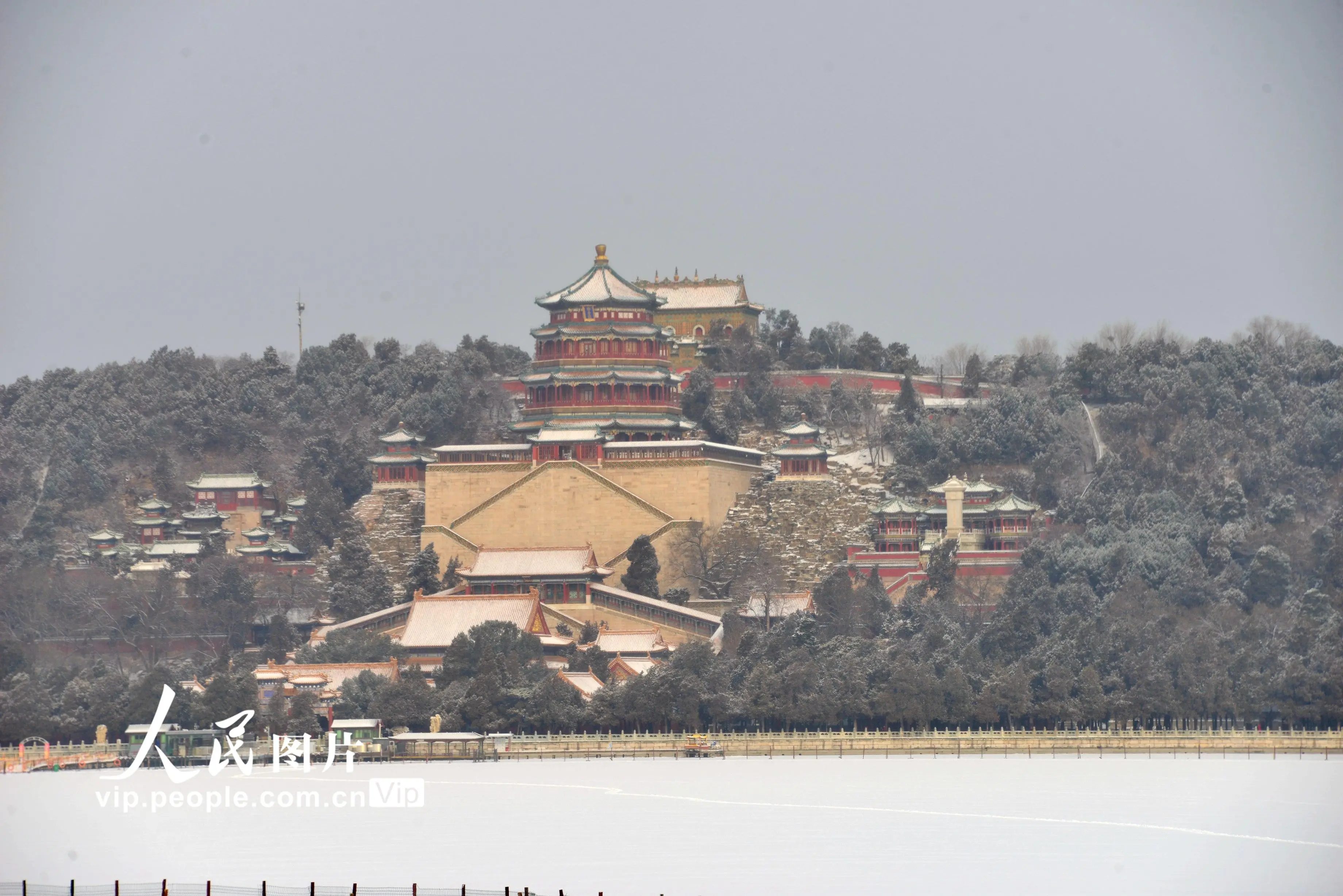 北京迎2021年首场降雪 颐和园宛若童话世界