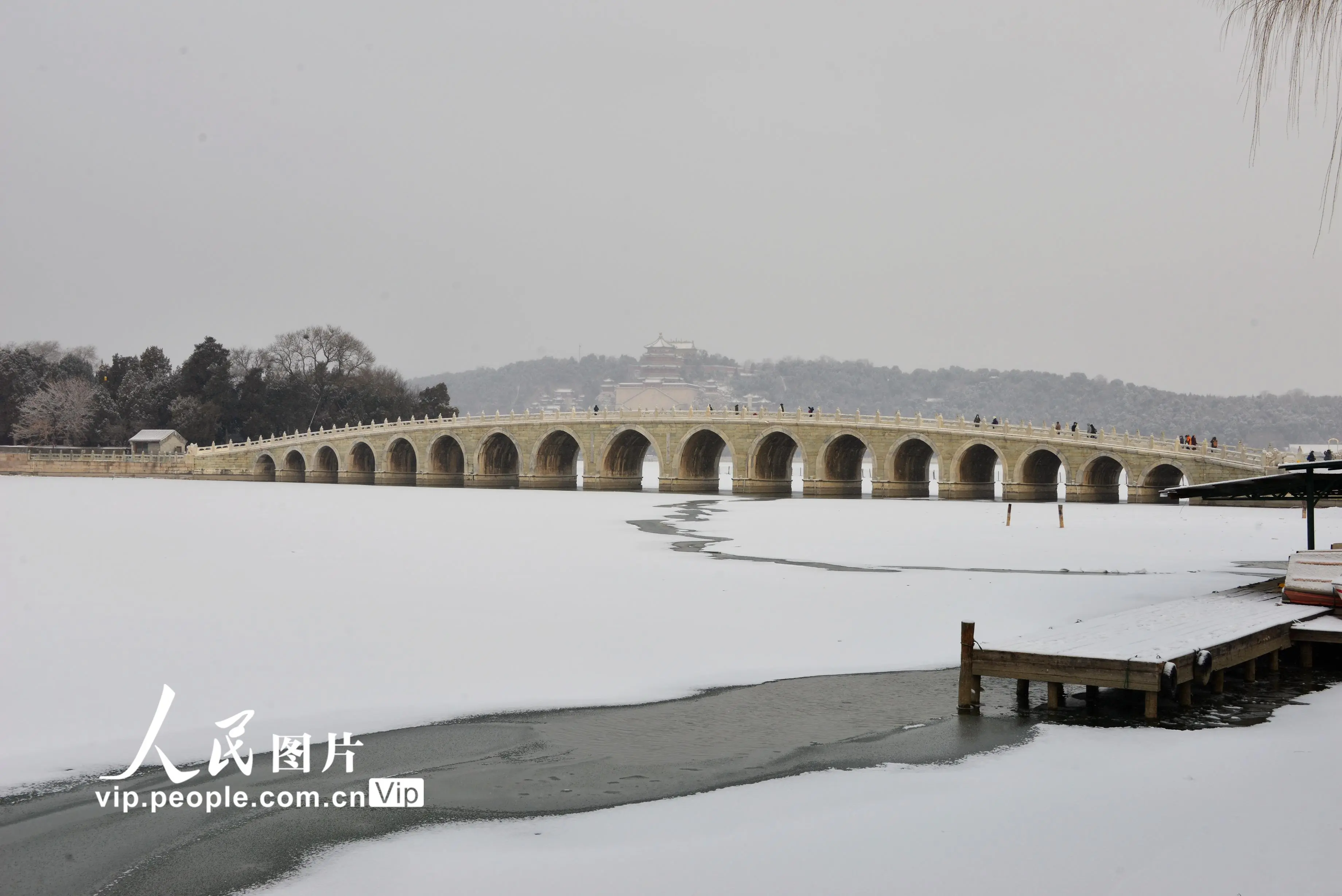 北京迎2021年首场降雪 颐和园宛若童话世界