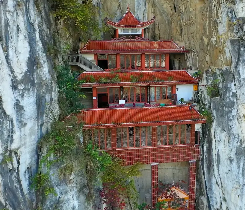 建在夹缝里的寺庙，隐蔽到让人难以发现，不得不佩服古人的智慧