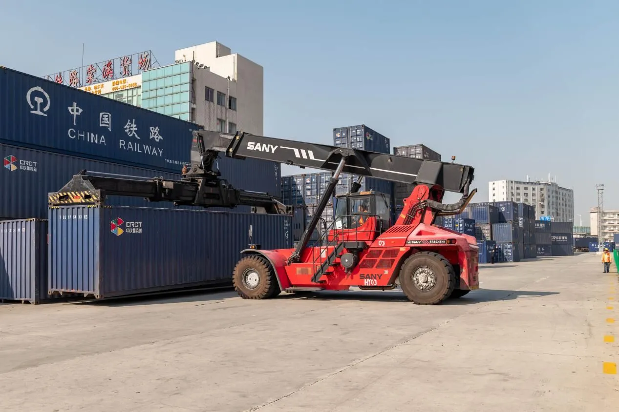 “年货春运”来了 京东物流发出集装箱多联快车 让消费者放心买年货