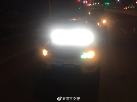 别人车灯比自己亮 司机竟给爱车加装高瓦数白炽灯