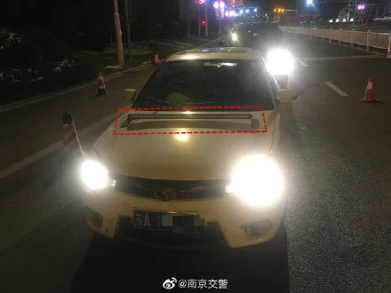 别人车灯比自己亮 司机竟给爱车加装高瓦数白炽灯