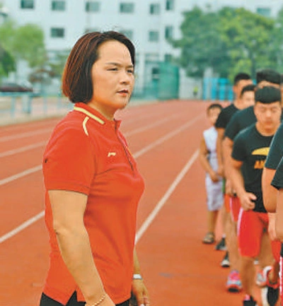 女子举重世界冠军魏香颖返乡执教18年——坚守训练场 俯身育人才