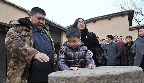 毛主席唯一曾孙毛东东，与主席同天生日，神似少年主席