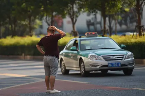 如何让老年人跨越“数字鸿沟”，实现出行一键叫车