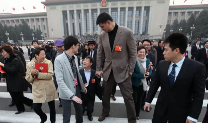 NBA球星的天赋有多优越？姚明鹤立鸡群，博班包裹一只手，库里都被抱大腿