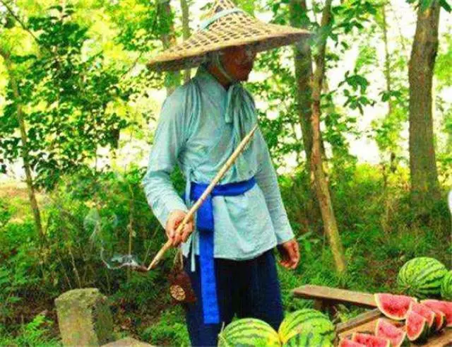 乾隆在路边吃瓜，说瓜农的瓜很甜，拐弯没走多远突然下令处死瓜农！