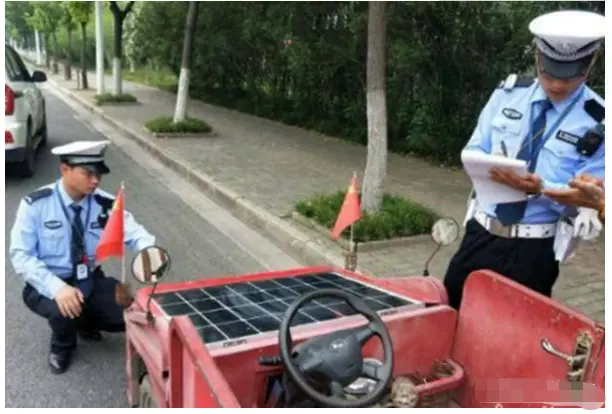 男子发明“太阳能”汽车，不充电也不加油，交警第一次见