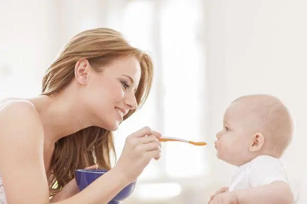 哥哥长期吃钙片，妹妹天天喝牛奶，2年后妈妈发现不对劲