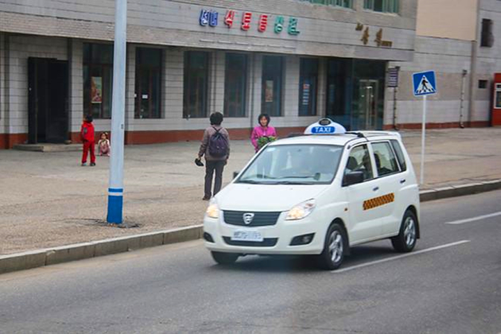 朝鲜人喜欢开什么牌子的汽车？看完朝鲜街头，网友可高兴了！