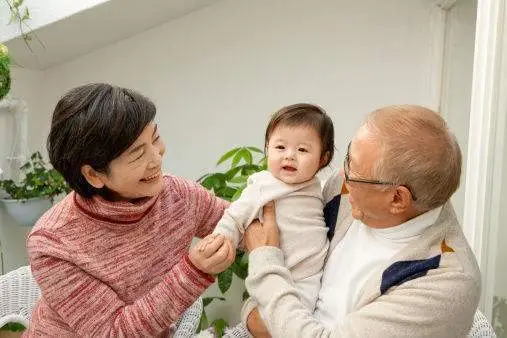 “我用命给你生了个孙子怎么算”，婆婆帮忙带娃要工资，宝妈怒了