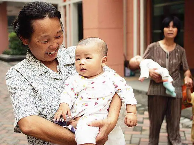 “我用命给你生了个孙子怎么算”，婆婆帮忙带娃要工资，宝妈怒了