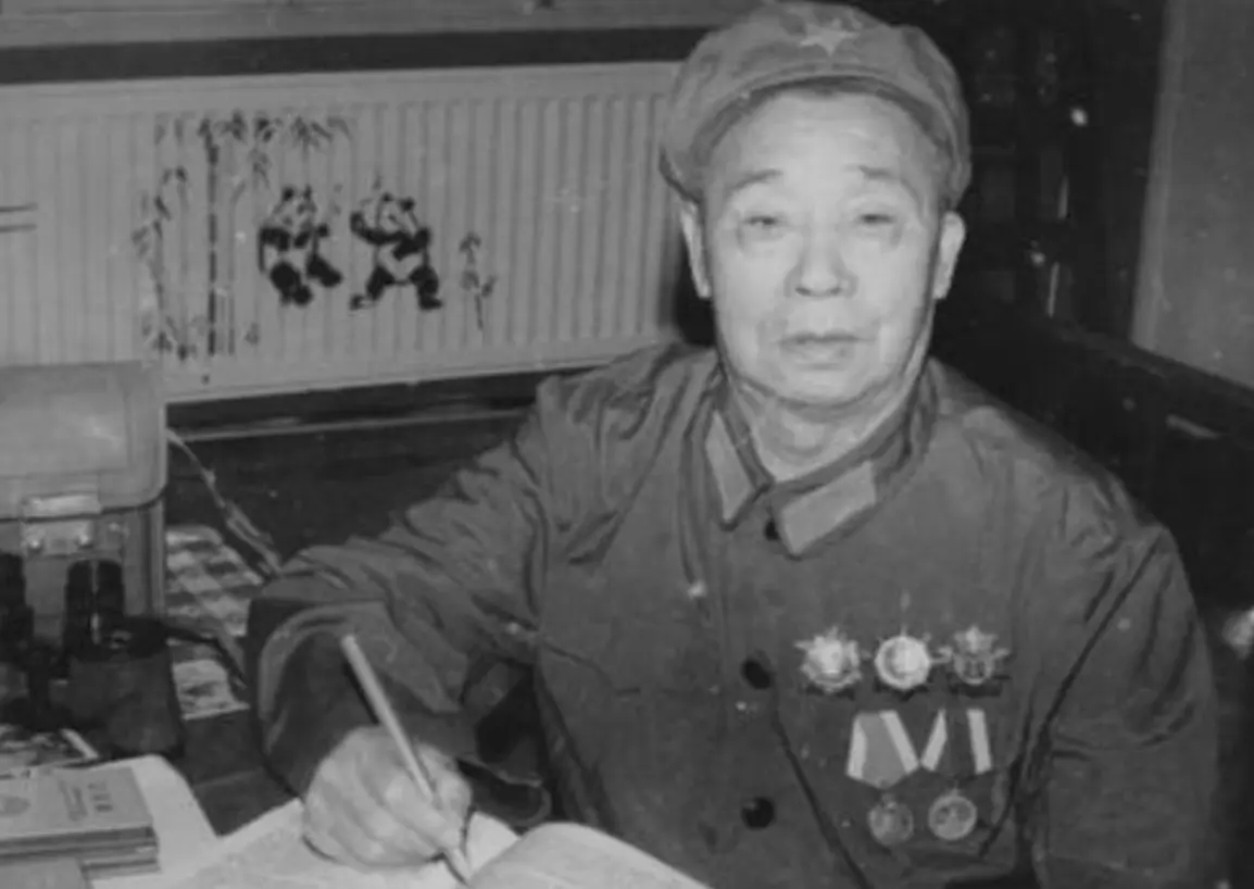 55年授衔，他大喊要将勋章挂在狗尾巴上，毛主席得知后苦笑一声