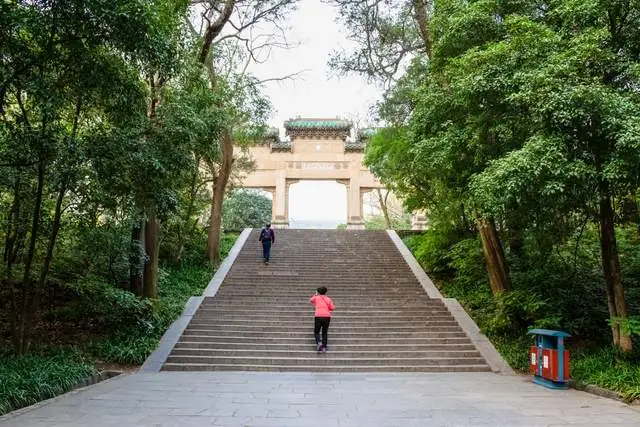 中山陵旁的小众寺庙，名字由朱元璋御赐，还藏有玄奘法师舍利