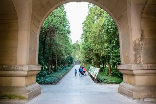 中山陵旁的小众寺庙，名字由朱元璋御赐，还藏有玄奘法师舍利