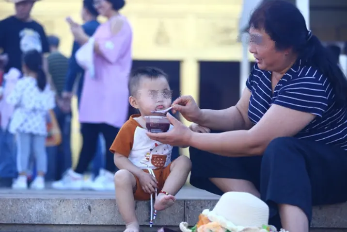 6个月婴儿肾脏衰竭，姥姥做的“爱心辅食”，竟成了“夺命符”