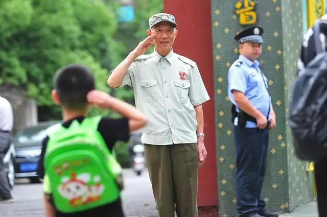 一张“核酸检测照”刷屏：家长最大的失败是教出一个没教养的孩子