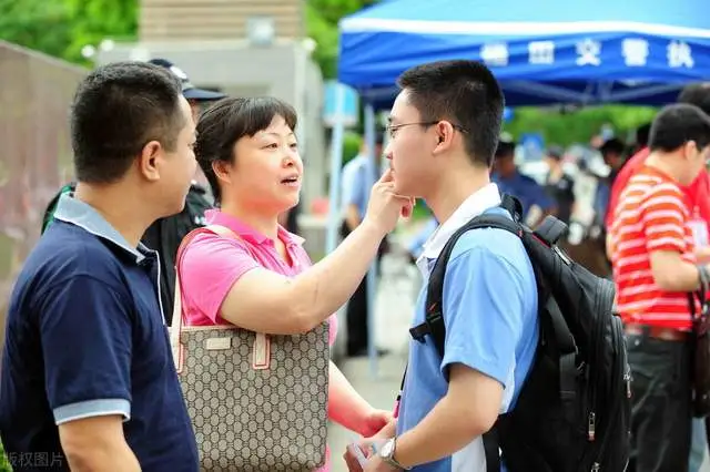 一张“核酸检测照”刷屏：家长最大的失败是教出一个没教养的孩子