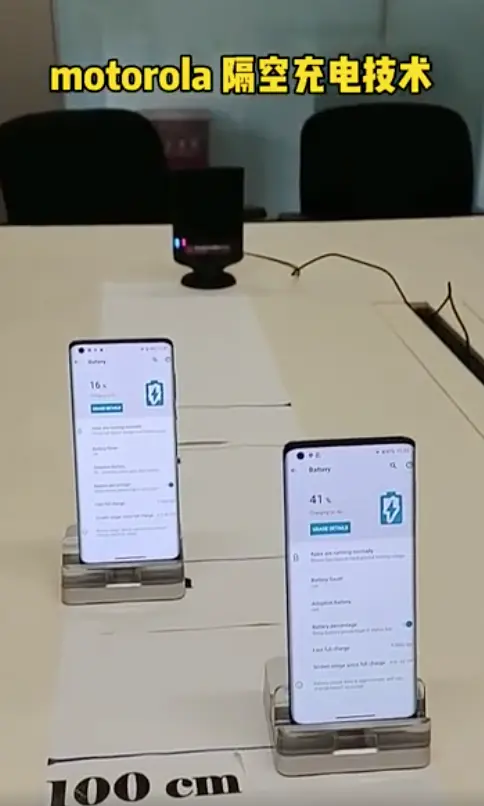 无需数据线和充电底座，小米摩托罗拉同天秀隔空充电技术
