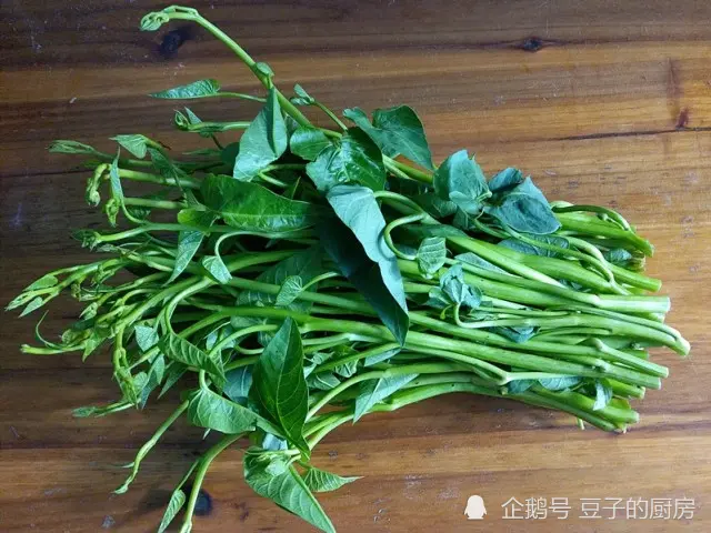 冬天遇到此菜就买，通便解毒，洁齿口不臭了，2元1把，正当季