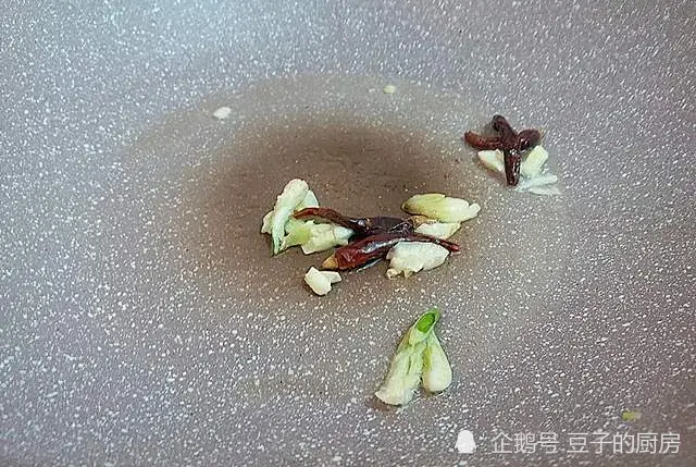 冬天遇到此菜就买，通便解毒，洁齿口不臭了，2元1把，正当季