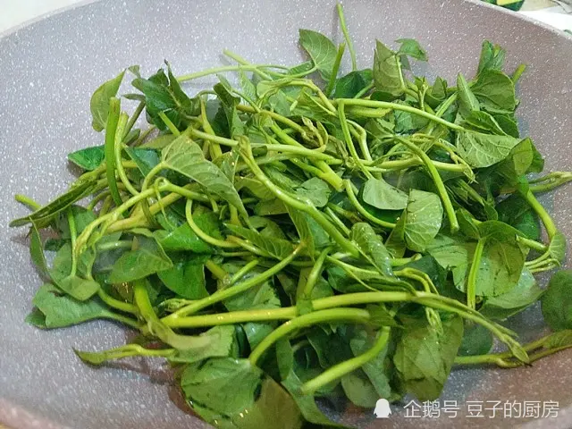 冬天遇到此菜就买，通便解毒，洁齿口不臭了，2元1把，正当季