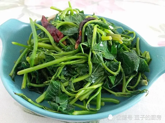 冬天遇到此菜就买，通便解毒，洁齿口不臭了，2元1把，正当季