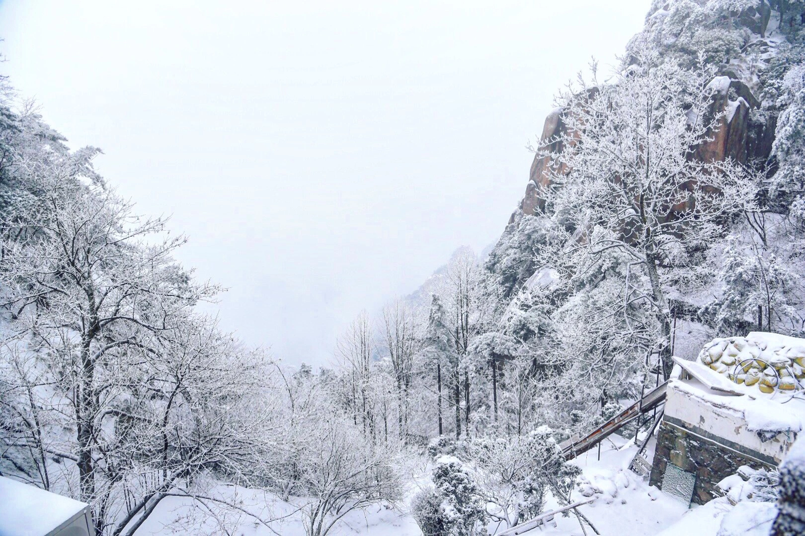 大雪冰封的佛教名山九华山，山顶寺庙依旧香火旺盛，美得宛如仙境