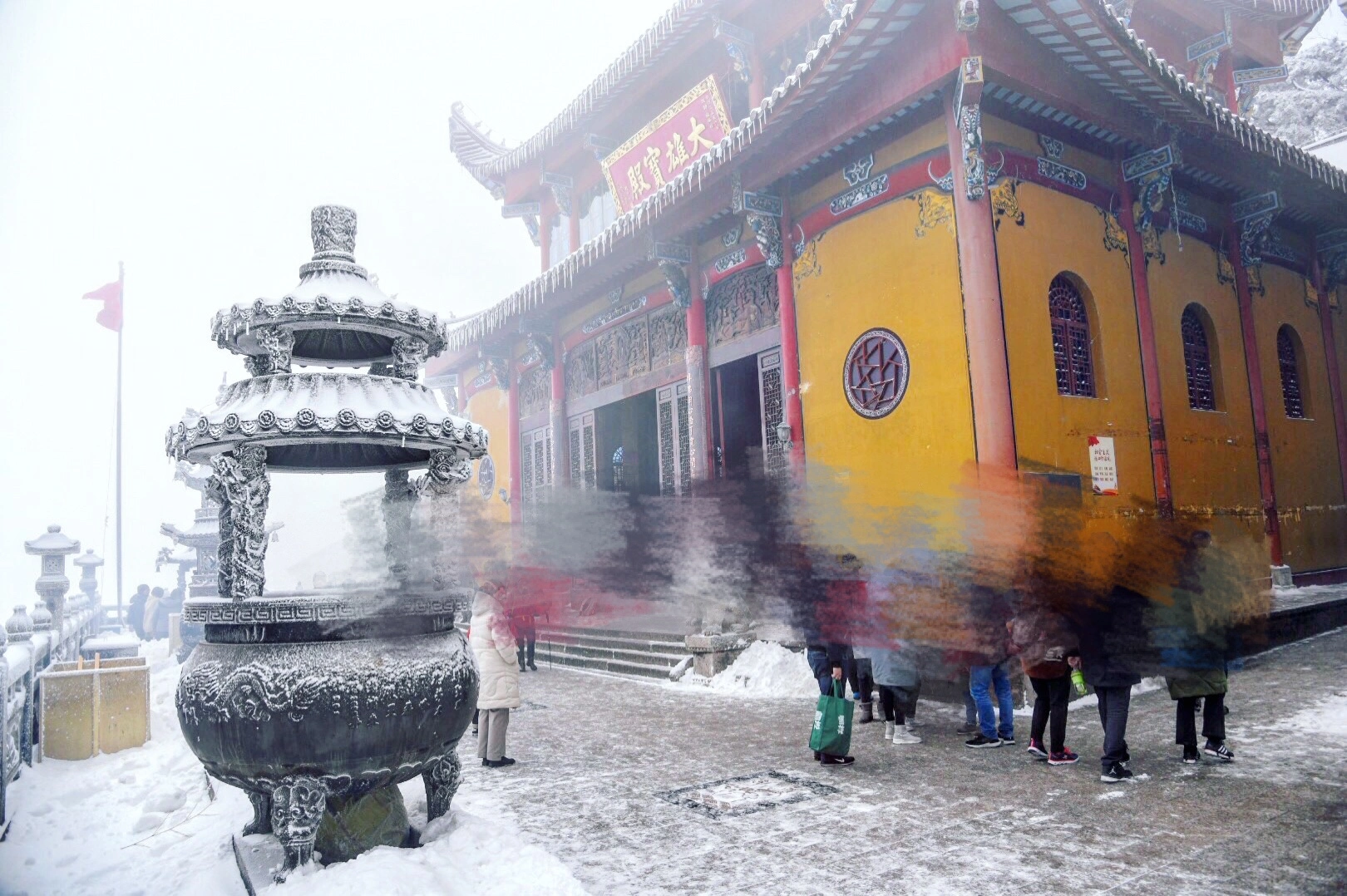 大雪冰封的佛教名山九华山，山顶寺庙依旧香火旺盛，美得宛如仙境