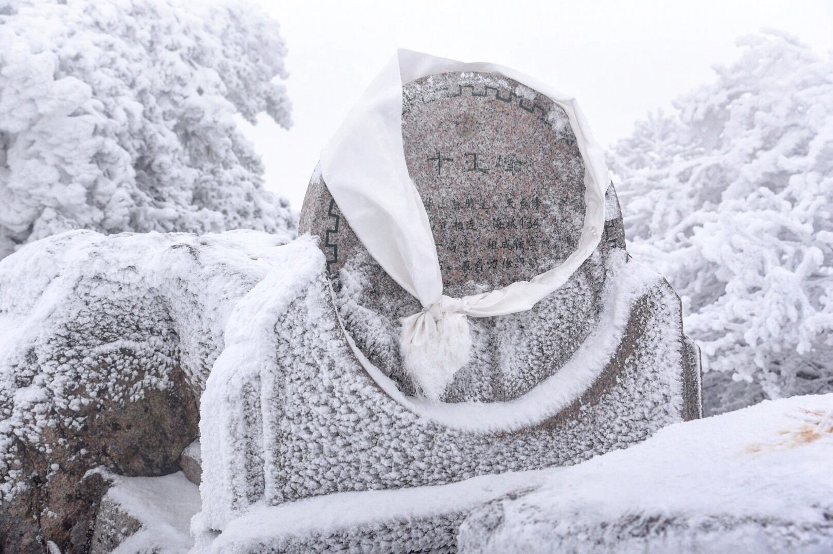 大雪冰封的佛教名山九华山，山顶寺庙依旧香火旺盛，美得宛如仙境