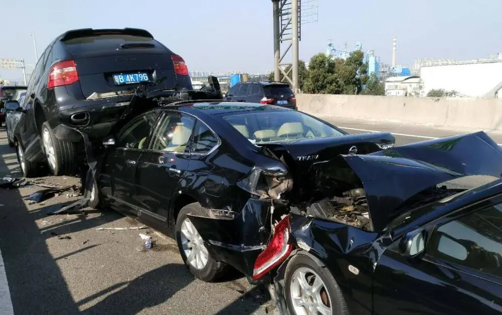 在高速上行驶，前车突然急刹车，是躲还是撞？交警给出明确回答