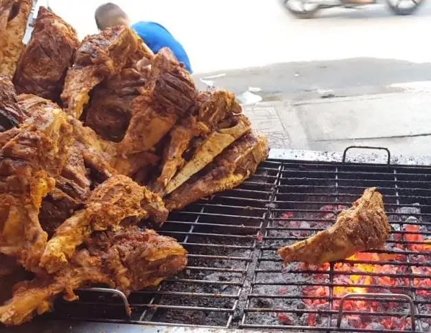 泰国街边的“烤骨肉”，一斤200，越吃越不对劲，多亏网友提醒