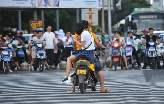 牌照上好、头盔戴好，电动车又来一条新规，车主：怎么就没完没了