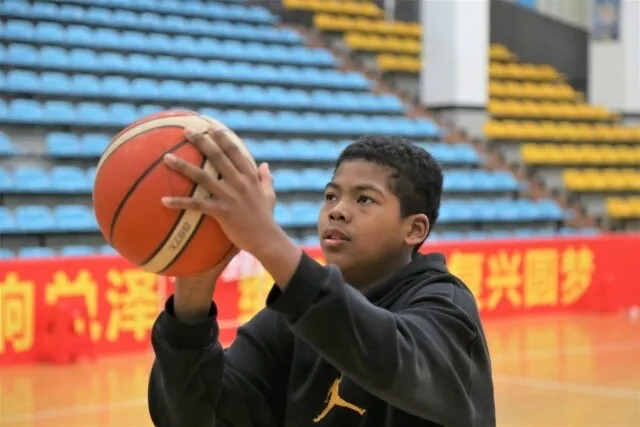 父亲是长沙人，母亲是刚果（共和国）人，这个混血球员想冲击NBA