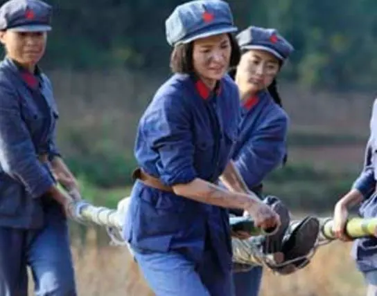 女红军被敌人俘虏当小妾，50年后再遇前夫，当场很委屈