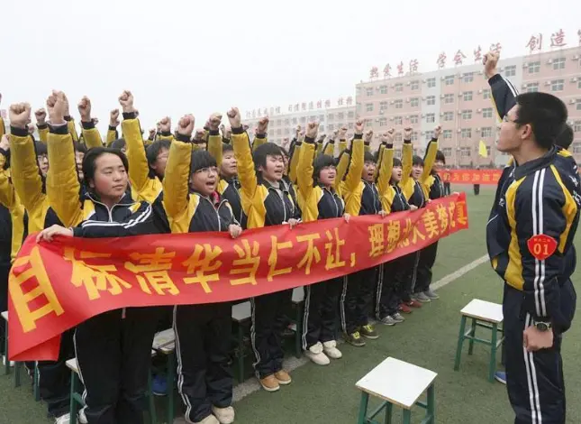 快要考试高二男生被劝退，母亲去学校求情，学校：高中非义务教育